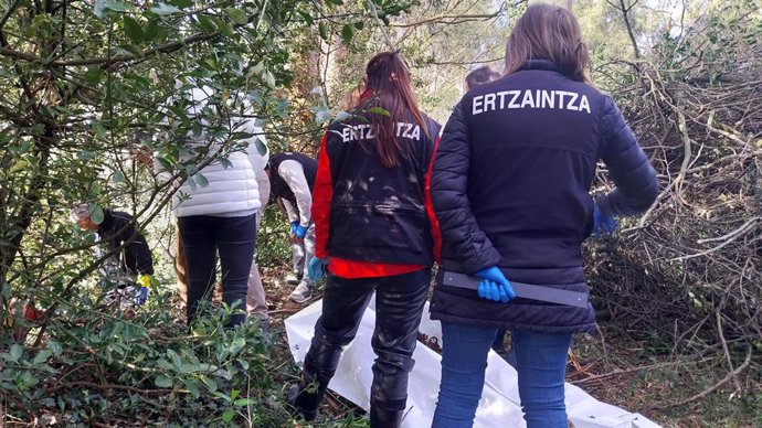 Agentes de la Ertzaintza en el terreno rural de Abanto-Zierbena, donde se ha localizado un cadáver