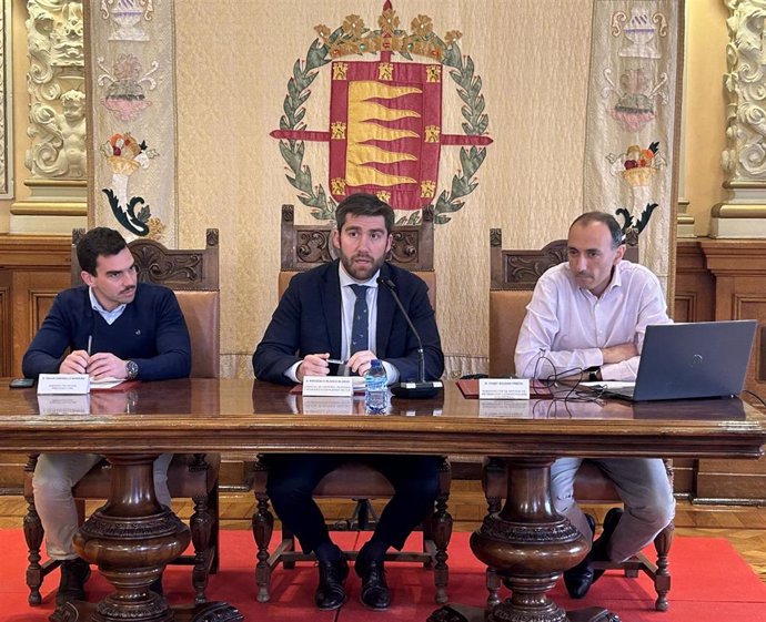 El concejal de Hacienda del Ayuntamiento de Valladolid, Francisco Blanco (centro), presenta la renovación de la herramienta de información presupuestaria.
