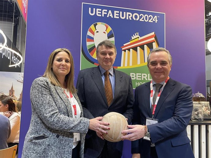 El teniente de alcalde, Juan Bueno, y la delegada de Turismo, Angie Moreno, con el CEO de Turismo de Berlín, Burkhard Kieker.