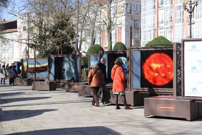 Exposición en Burgos sobre imágenes del sistema solar captadas en misiones espaciales.