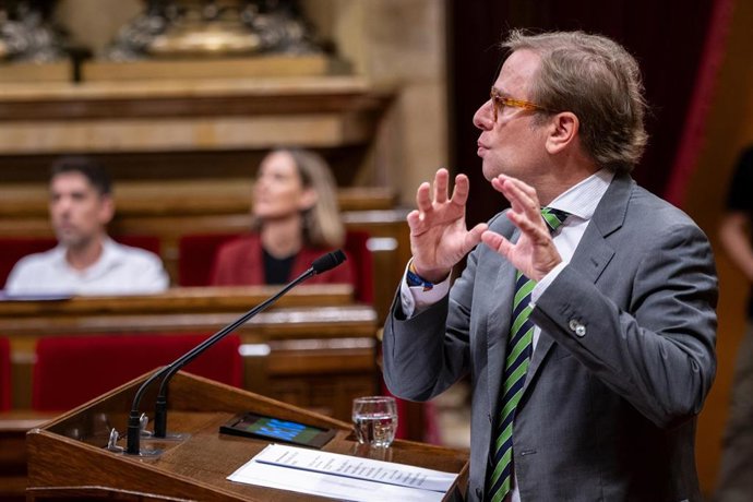 Archivo - El portavoz de Vox en el Parlament, Joan Garriga, interviene en el pleno