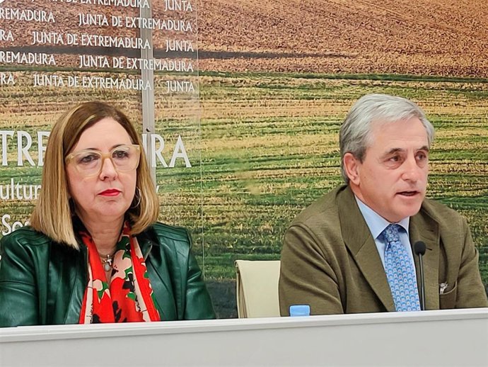 Los consejeros de Agricultura, Ganadería y Desarrollo Sostenible, Mercedes Morán, y de Gestión Forestal y Mundo Rural, Ignacio Higuero, en una rueda de prensa sobre cursos de formación para el sector cinegético.