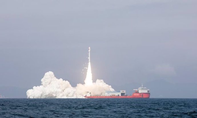 Lanzamiento de un cohete chino desde una plataforma de lanzamiento embarcada