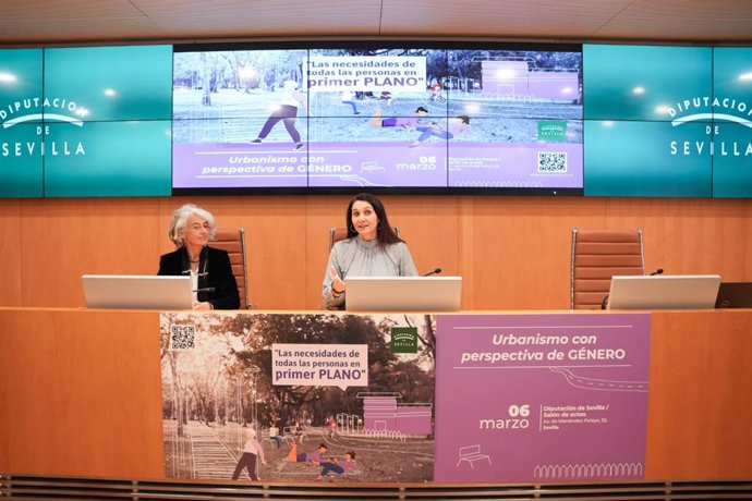 La diputada María Encarnación Fuentes, en la inauguración del primer foro de urbanismo "con perspectiva de género".