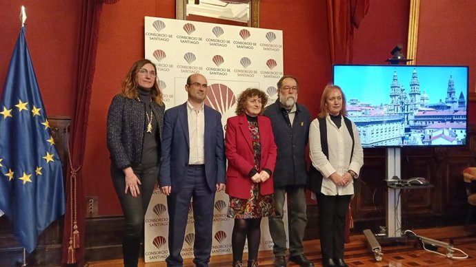 Representantes de Orange, Amtega, el Concello de Santiago, la Dirección Xeral de Patrimonio Cultural y el Consorcio de Santiago en el acto de culminación de instalación de fibra óptica.