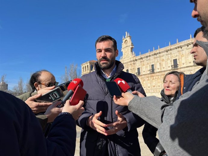 El portavoz del grupo municipal del Partido Popular en el Ayuntamiento de León, David Fernández, atiende a los medios ante la fachada del Parador de San Marcos.