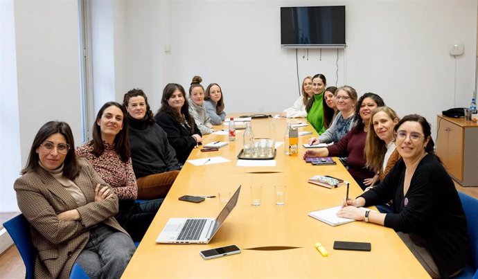 La portavoz de Más Madrid en el Ayuntamiento, Rita Maestre, y la concejala Lucía Lois se reúnen con la Plataforma de Trabajadoras de la Red de Violencia de Género de Madrid