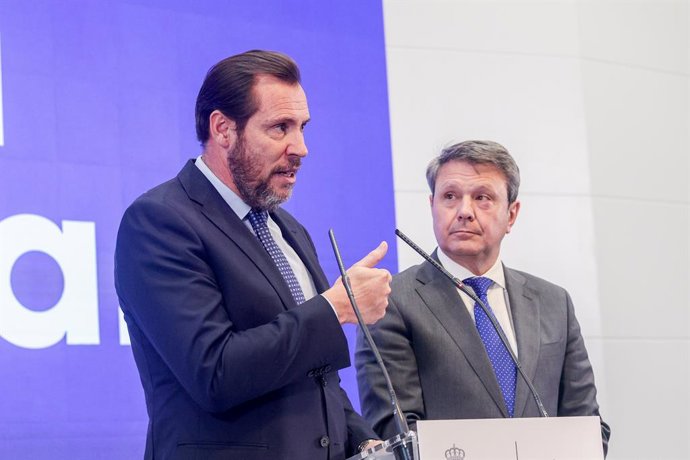 El ministro de Transportes y Movilidad Sostenible, Óscar Puente (i), comparece en la sede del Ministerio, a 27 de febrero de 2024, en Madrid (España). 