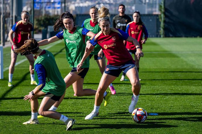 Entrenamiento del Bara Femení el 6 de marzo de 2024 con la recuperada Alexia Putellas en el centro, con el balón