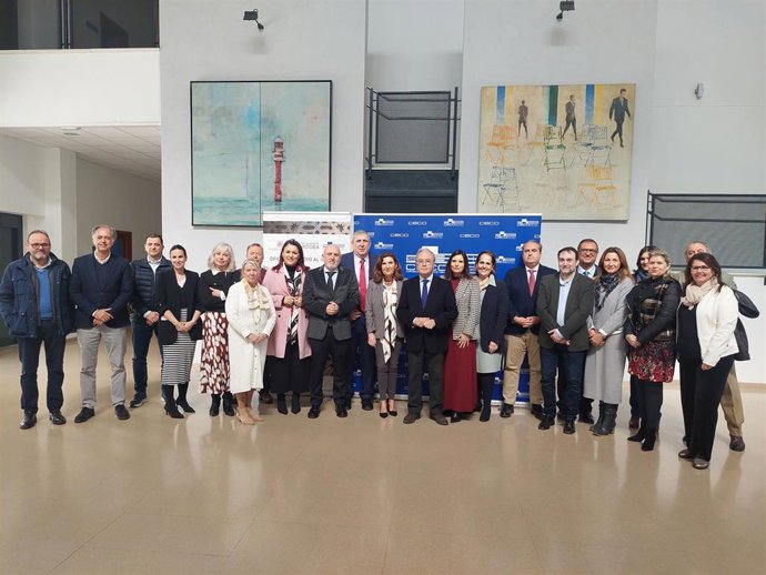 La consejera de Empleo, Empresa y Trabajo Autónomo, Rocío Blanco (centro), en su visita a la sede de CECO.