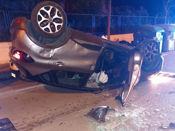 Vehículo volcado tras un accidente en la calle Cala Llombards de Palma.