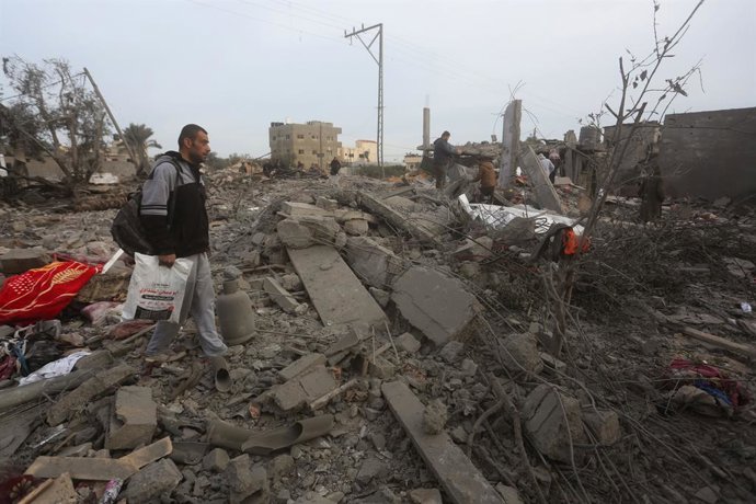 Varios palestinos entre los escombros de un edificio destruido por los ataques del Ejército de Israel contra la ciudad de Rafá, en el sur de la Franja de Gaza (archivo)