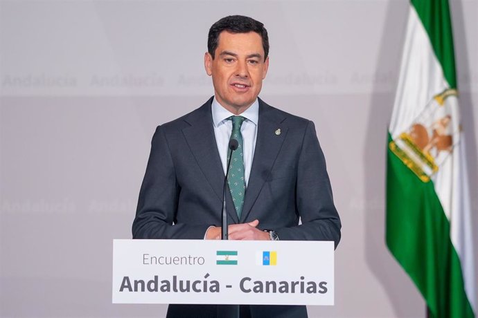 El presidente de la Junta de Andalucía, Juanma Moreno atiende a los medios de comunicación, a 6 de marzo de 2024, en Sevilla, Andalucía (España). El presidente de la Junta de Andalucía, Juanma Moreno, mantiene un encuentro con el presidente del Gobierno d