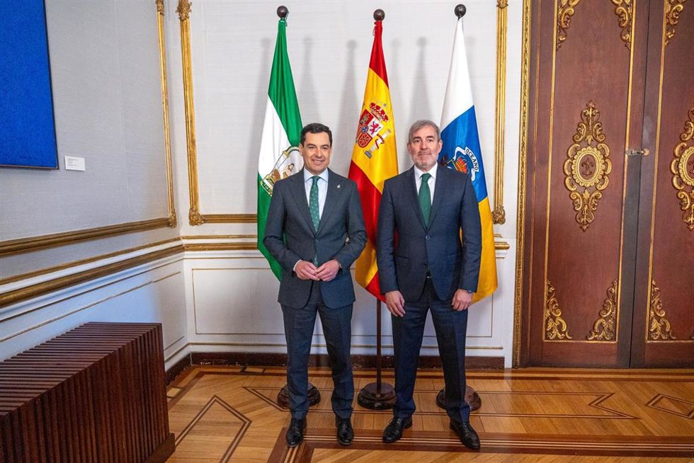 El presidente de la Junta de Andalucía, Juanma Moreno (i) y el presidente del Gobierno de Canarias, Fernando Clavijo (d) antes de mantener una reunión en el Palacio de San Telmo, a 6 de marzo de 2024, en Sevilla, Andalucía (España). El presidente de la