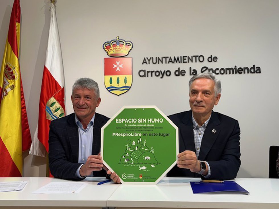 Sarbelio Fernández (i) y Artemio Domínguez, durante la presentación del acuerdo.