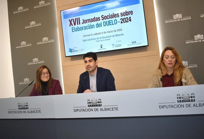 El diputado provincial del Área Social, José González, y la presidenta de la entidad organizadora, Pilar Martínez, en la presentación de las jornadas.