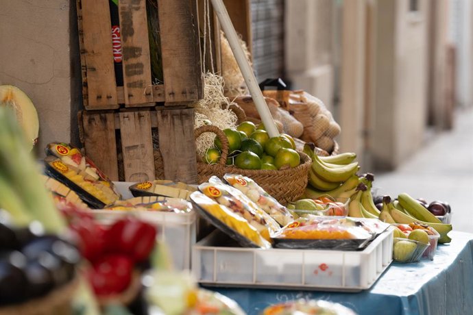 Archivo - Varias frutas expuestas en el exterior de una frutería.