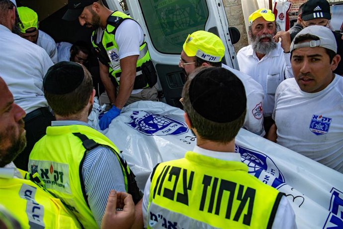Archivo - Trabajadores de los equipos de rescate de Israel trasladan el cuerpo de un fallecido por la estampida registrada en 2021 en el monte Merón, que dejó 45 víctimas mortales (archivo)