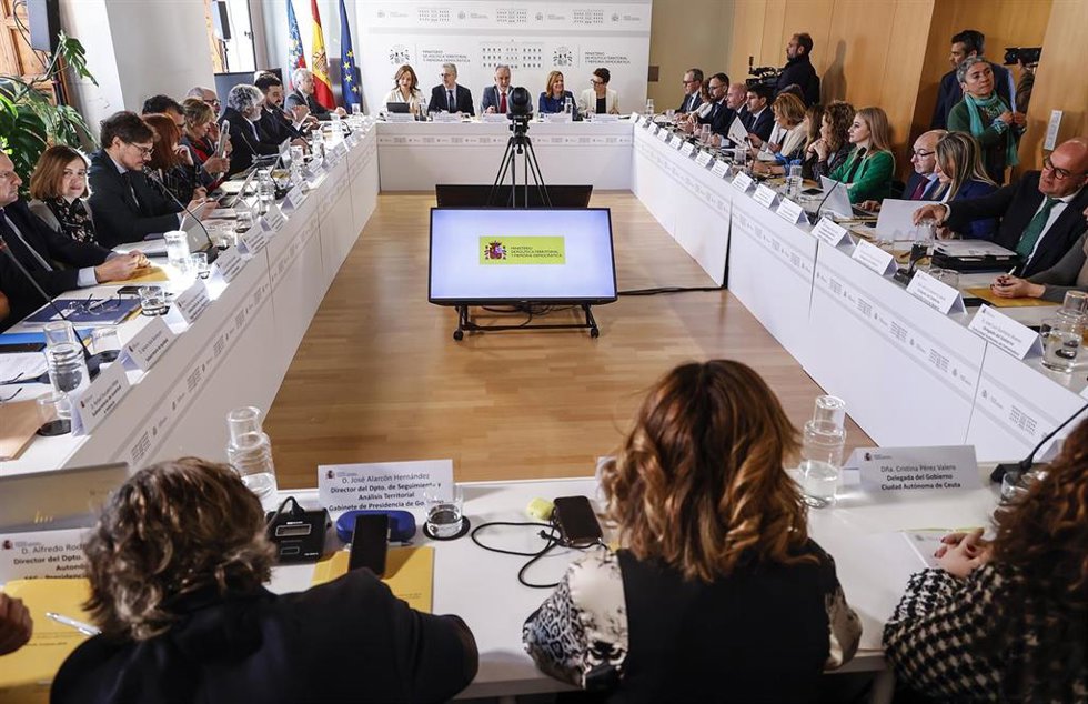 El secretario de Estado de Política Territorial, Arcadi España (2i), el ministro de Política Territorial y Memoria Democrática, Ángel Víctor Torres (c), y la delegada del Gobierno en la Comunidad Valenciana, Pilar Bernabé (2d), durante la reunión de la 