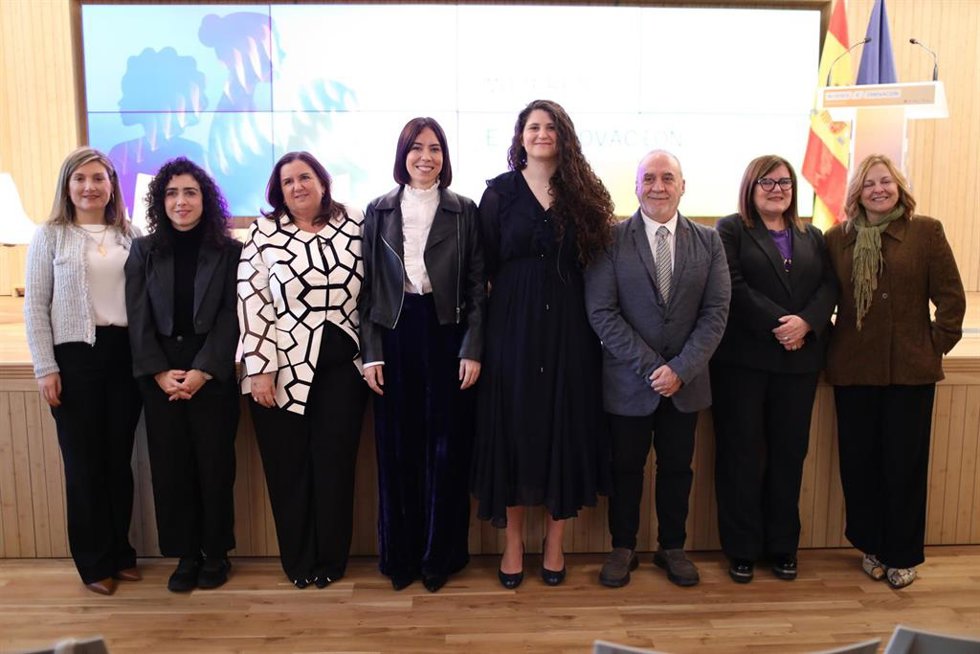 La ministra de Ciencia, en el centro, con otros invitados a la presentación del informe Mujeres e Innovación 2024.