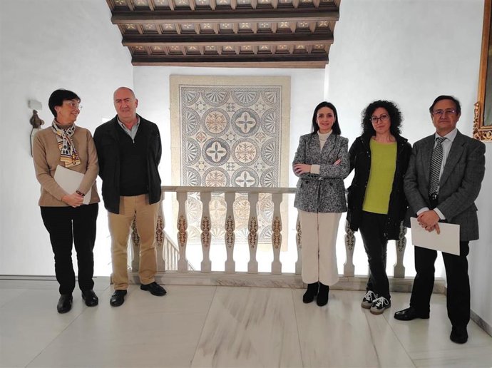 La vicepresidenta segunda y delegada de Presidencia, Gobierno Interior y Vivienda de la Diputación, Marta Siles (centro), frente al mural restaurado.