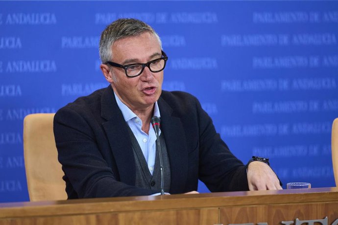 El portavoz del Grupo Parlamentario Vox, Manuel Gavira, durante la ronda de ruedas de prensa de portavoces de los grupos parlamentarios en el Parlamento de Andalucía, a 6 de marzo de 2024 en Sevilla (Andalucía, España). Los portavoces de los grupos parl