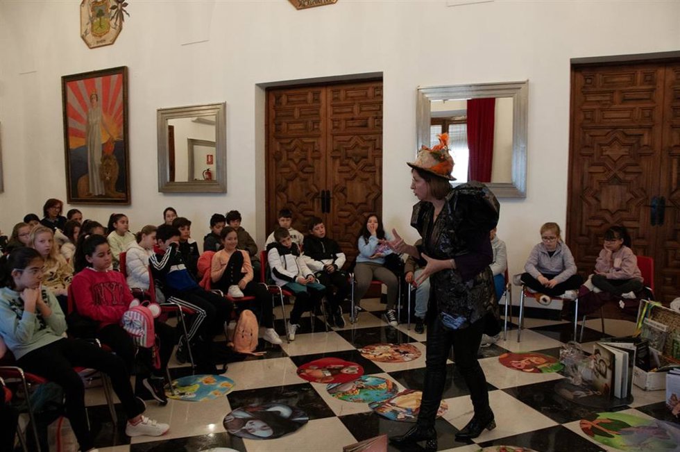 La diputada de Igualdad, Antonia Molina, en una actividad de Cuentos para la Igualdad con motivo del 8M