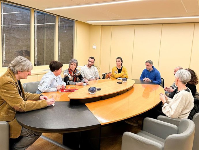 Delegados y delegadas de personal de centros y servicios de atención a personas con discapacidad reunidos con los diputados de Izquierda Unida