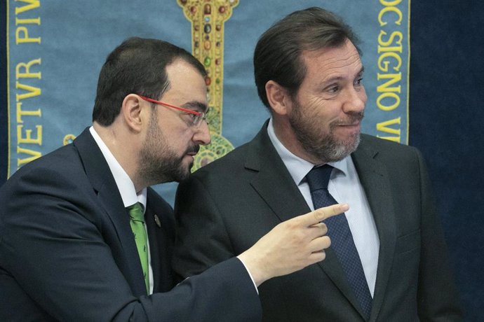El presidente del Principado de Asturias, Adrián Barbón (i) y el ministro de Transportes y Movilidad Sostenible, Óscar Puente (d), durante una rueda de prensa tras su reunión, en la sede de la Presidencia del Principado de Asturias, a 15 de febrero de 202