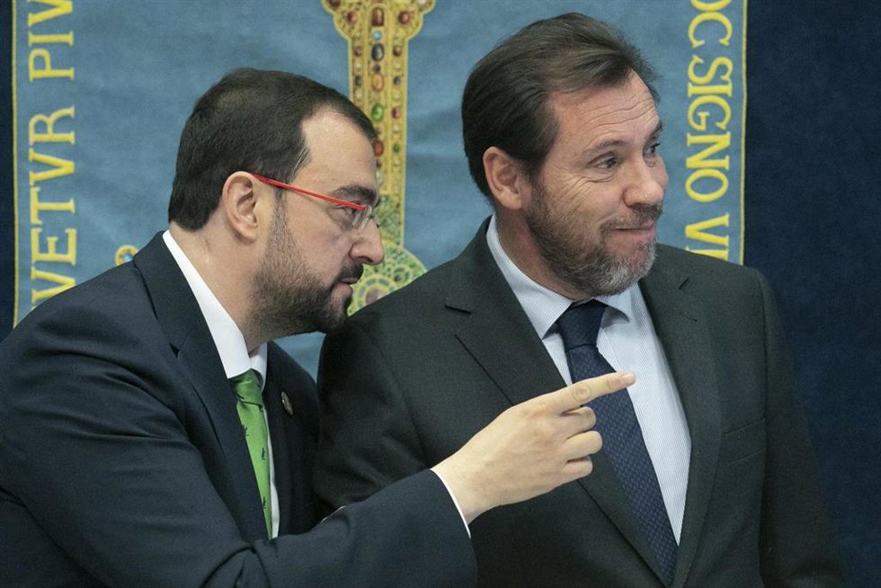 El presidente del Principado de Asturias, Adrián Barbón (i) y el ministro de Transportes y Movilidad Sostenible, Óscar Puente (d), durante una rueda de prensa tras su reunión, en la sede de la Presidencia del Principado de Asturias, a 15 de febrero de 2