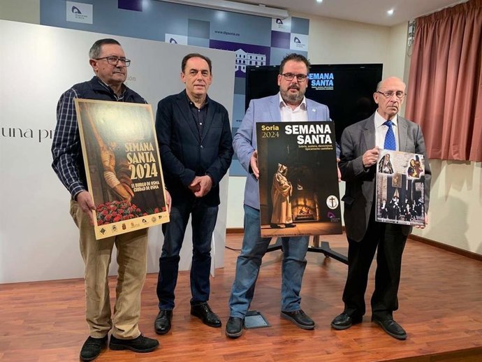 De izda a dcha, Ruiz, Serrano, Guerrero y Caamaño pressentan los carteles de Semana Santa