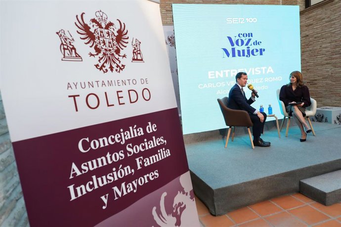 El alcalde participa en el foto 'Con Voz de Mujer' de la Ser.