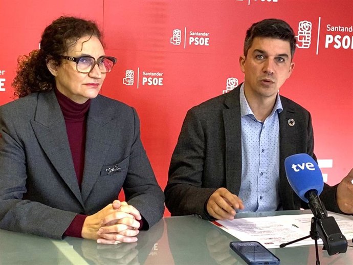 El portavoz del PSOE de Santander, Daniel Fernández, junto a la concejala socialista Paz de la Cuesta