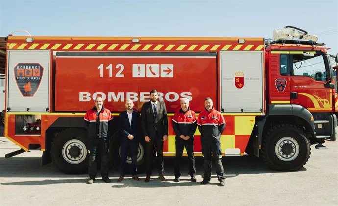 El vicepresidente y consejero de Interior, Emergencias y Ordenación del Territorio, José Ángel Antelo, junto a miembros del Parque de Bomberos de Molina de Segura