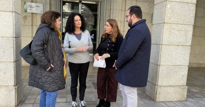 La secretaria de Sanidad del PSOE de Huelva y diputada provincial, Lourdes Martín, junto a otros miembros del PSOE de Huelva, en la puerta de la Delegación de Salud.