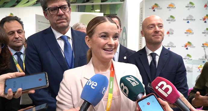 La presidenta del Govern, Marga Prohens, en declaraciones a los medios durante la feria turística ITB 2024.