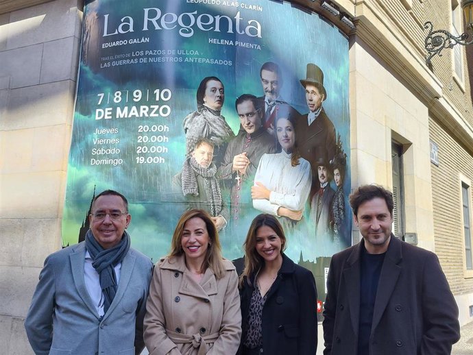 La alcaldesa de Zaragoza, Natalia Chueca, los actores, Ana Ruiz y Alex Gadea, el coproductor de 'La Regenta', Eduardo Galán, y el gerente del Patronato de Artes Escénicas y de la Imagen, José María Turmo, Jose María Turmo, delante del Teatro Principal