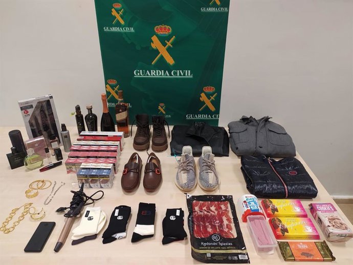 Recuperan y devuelven múltiples artículos robados por empleados de Barajas de las maletas