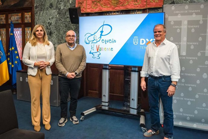 La consejera de Deportes del Cabildo de Tenerife, Yolanda Moliné (i), en la presentación de la firma del convenio con la Fundación Pequeño Valiente