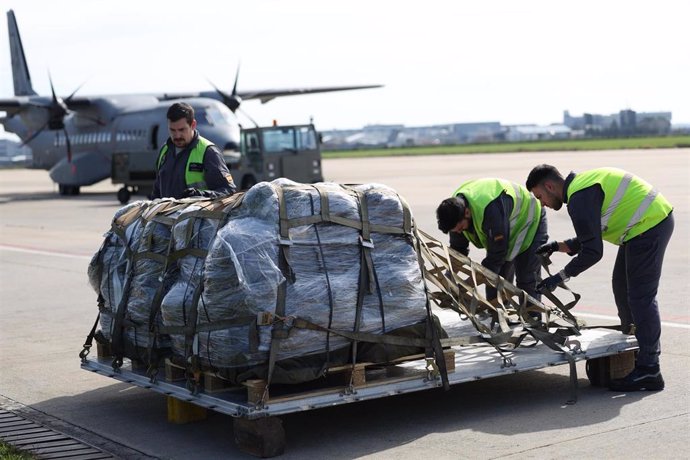 Efectivos preparan el envío de los paracaídas que facilitarán la ayuda humanitaria en Gaza, en la Base Aérea de Getafe, a 6 de marzo de 2024, en Getafe, Madrid (España).