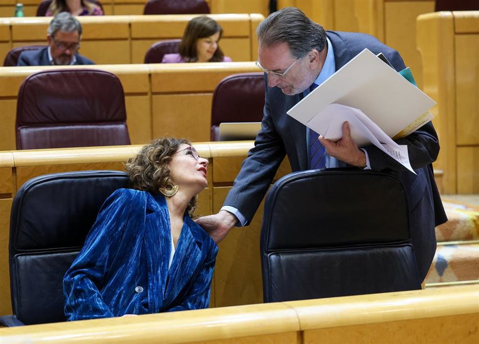 La vicepresidenta primera y ministra de Hacienda, María Jesús Montero, y el senador de Junts, Josep Lluís Cleries, durante una sesión plenaria en el Senado, a 7 de febrero de 2024, en Madrid (España). La senda de déficit y deuda pública se debate hoy en