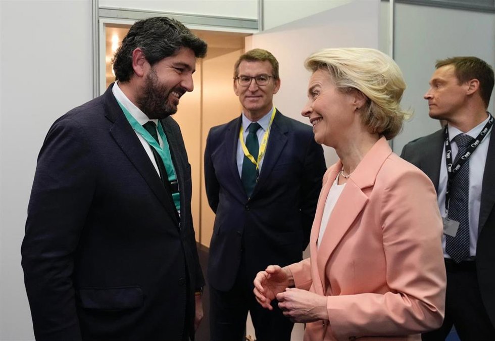 El presidente del Partido Popular de la Región de Murcia Fernando López Miras saluda a la presidenta de la Comisión Europea, Ursula von der Leyen, en presencia del presidente del PP, Alberto Núñez Feijóo