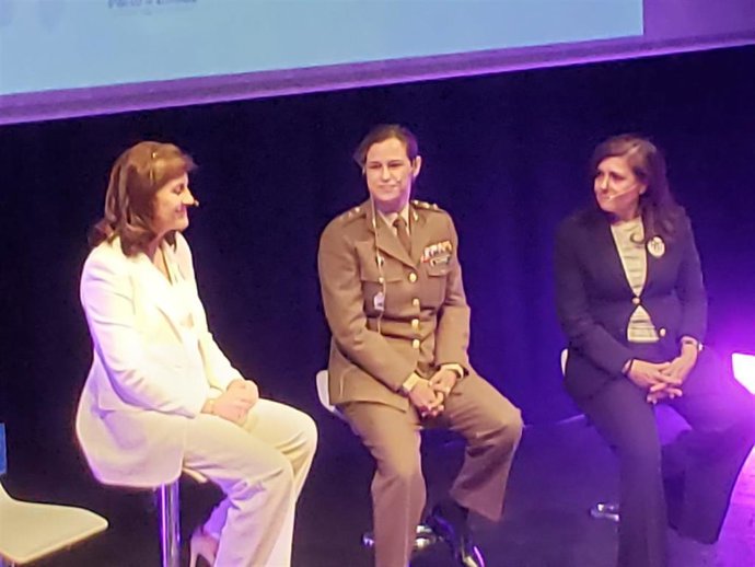 La concejal de Servicios Sociales de Segovia, Azucena Suárez (Izda), la teniente coronel de Artillería, Ana Navarro Ramos y la profesora de Historia de la U Complutense, Lola Herrero, durante su charla