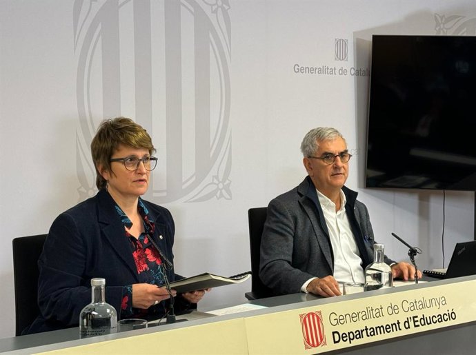 La consellera de Educación de la Generalitat, Anna Simó, y el coordinador del grupo de expertos y presidente del Consell d'Educació de Catalunya (CEC), Jesús Vinyes, en rueda de prensa este miércoles en la Conselleria.