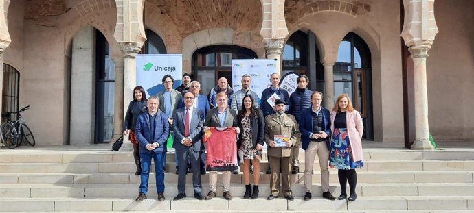 Autoridades en la presentación del Maratón y Medio Maratón Popular Ciudad de Badajoz 2024