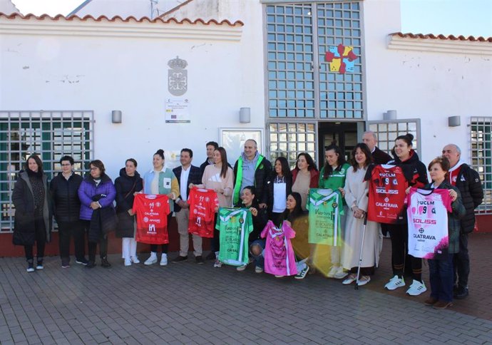 Blanca Fernández en la firma del convenio suscrito entre los equipos femeninos del BM Bolaños, BM Pozuelo, Almagro FSF y la atleta Gemma Arenas y la Asociación para el Desarrollo del Campo de Calatrava .