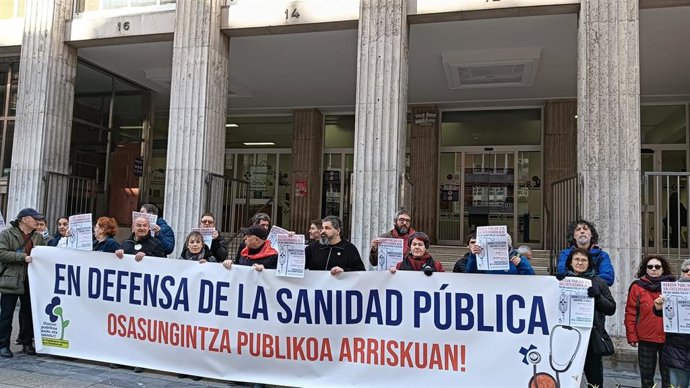 Concentración de las plataformas en defensa de la sanidad pública ante el ambulatorio de Indautxu en Bilbao