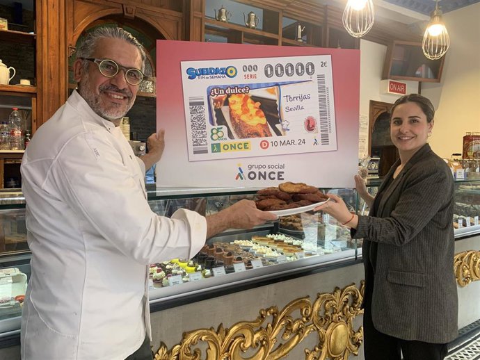 La subdelegada de la ONCE en Andalucía, Ceuta y Melilla, María Martínez, y el chef pastelero, Manu Jara.