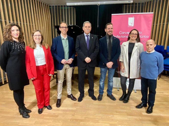 El delegado territorial de Desarrollo Educativo y Formación Profesional y de Universidad, Investigación e Innovación de la Junta en Córdoba, José Francisco Viso (centro), visita el CPM Marcos Redondo de Pozoblanco.