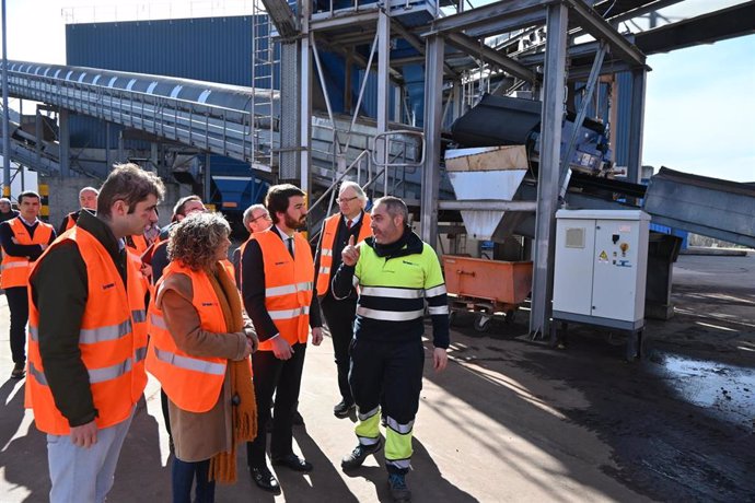 García-Gallardo en la visita a la planta de Kronospan, en Burgos.